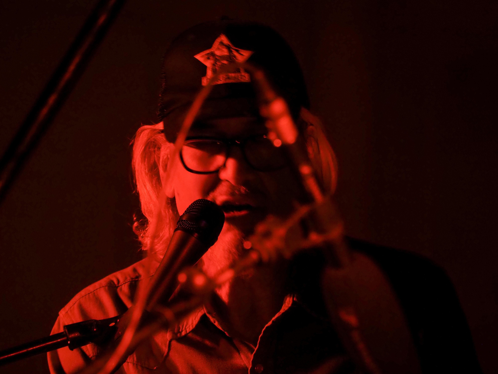 Las fotografías del concierto de Howe Gelb en la Iglesia de la Magdalena de Córdoba