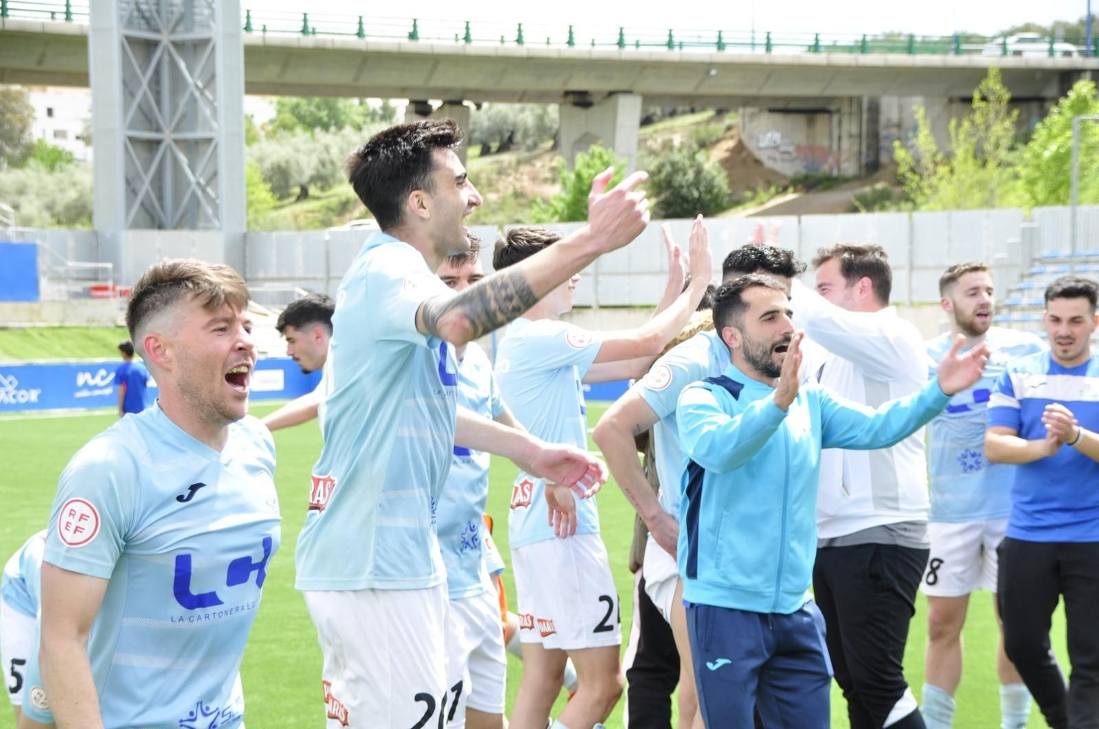 Los jugadores del Ciudad de Lucena celebran su pase al 'play off'.