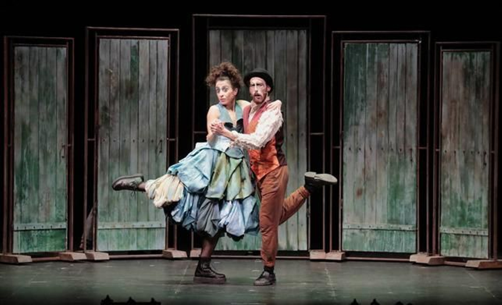 La compañía 'Atalaya' en plena representación teatral.