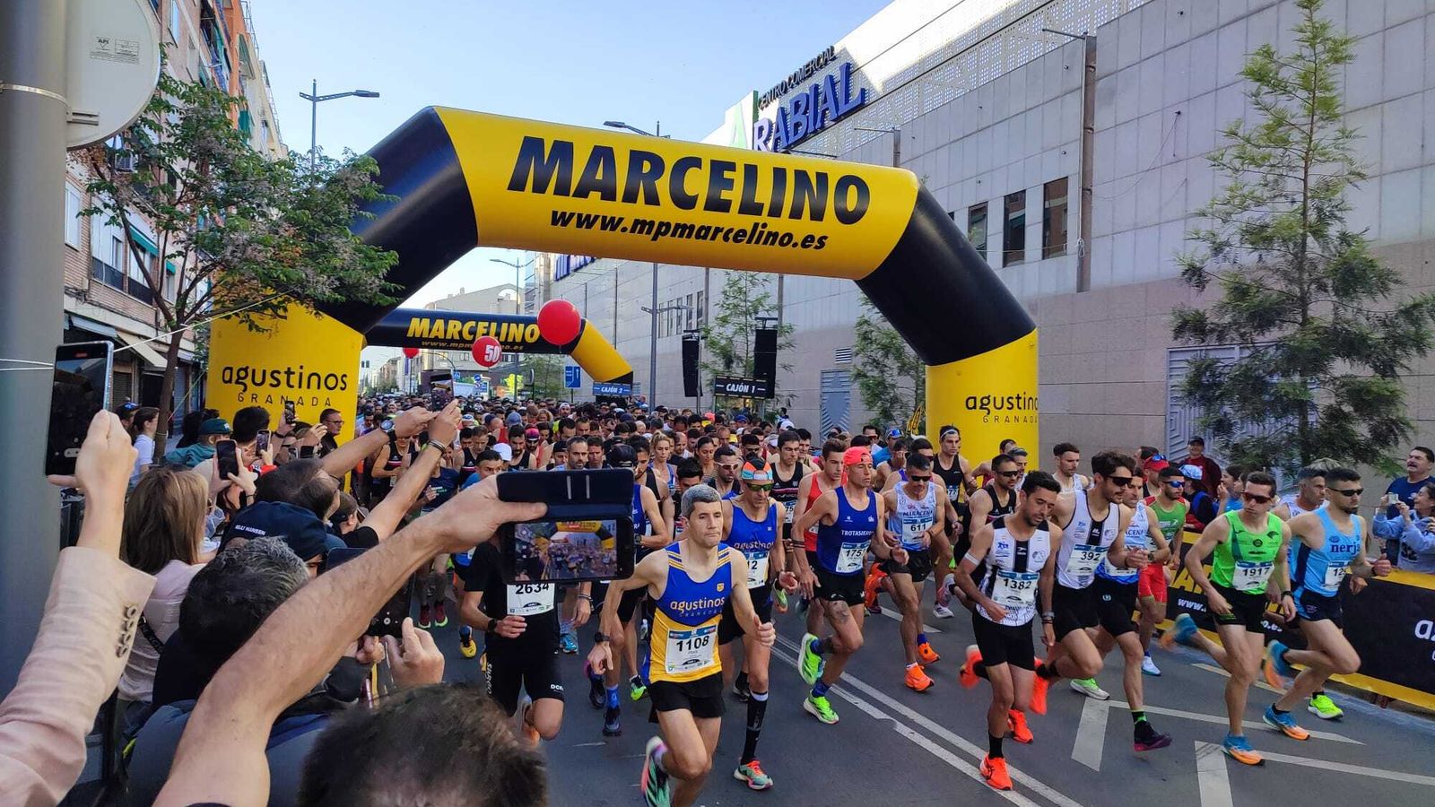 La salida de la carrera absoluta de los diez kilómetros que comenzó  en la calle Arabial.