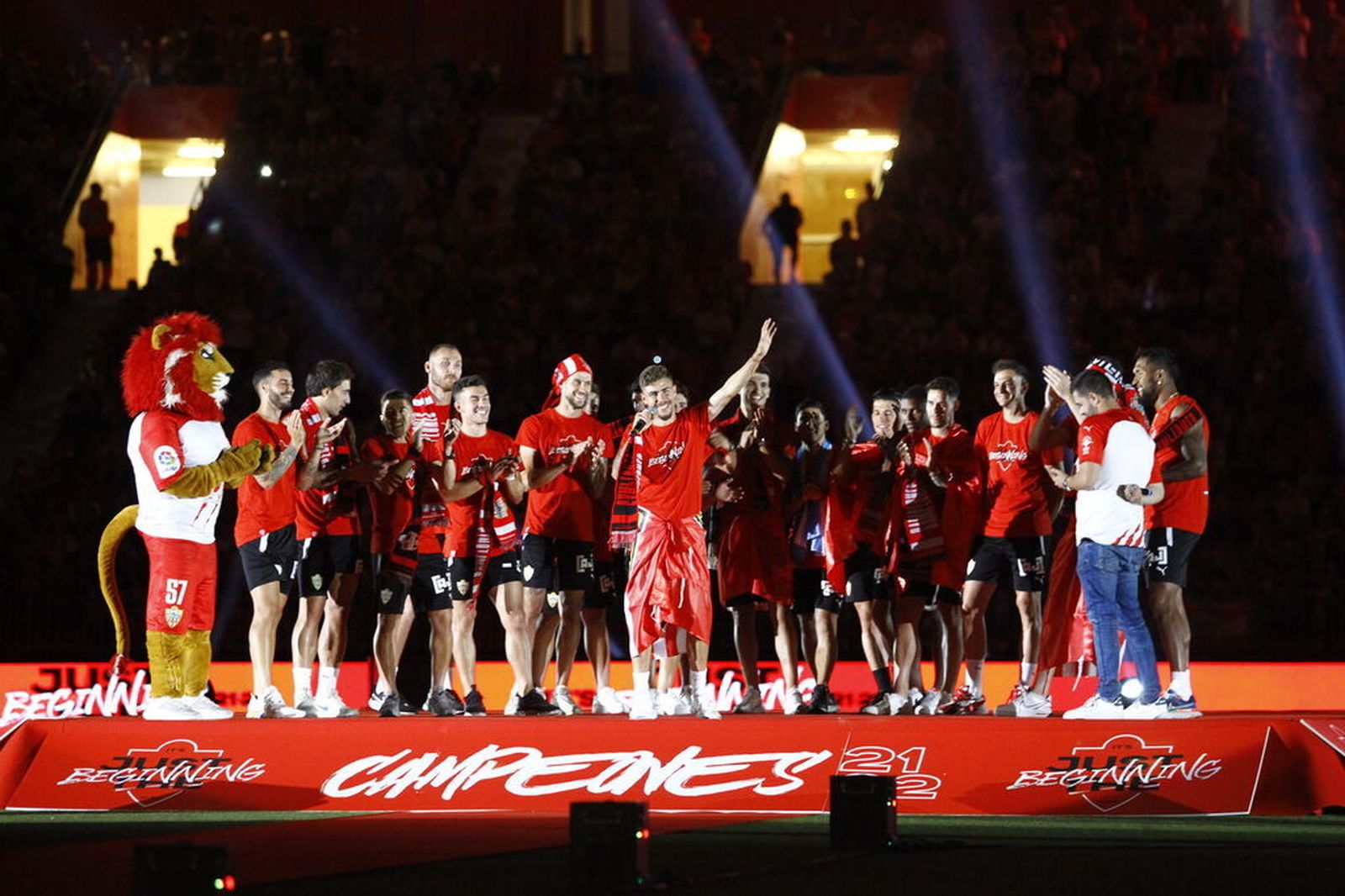 Pozo con el micro en la fiesta del ascenso