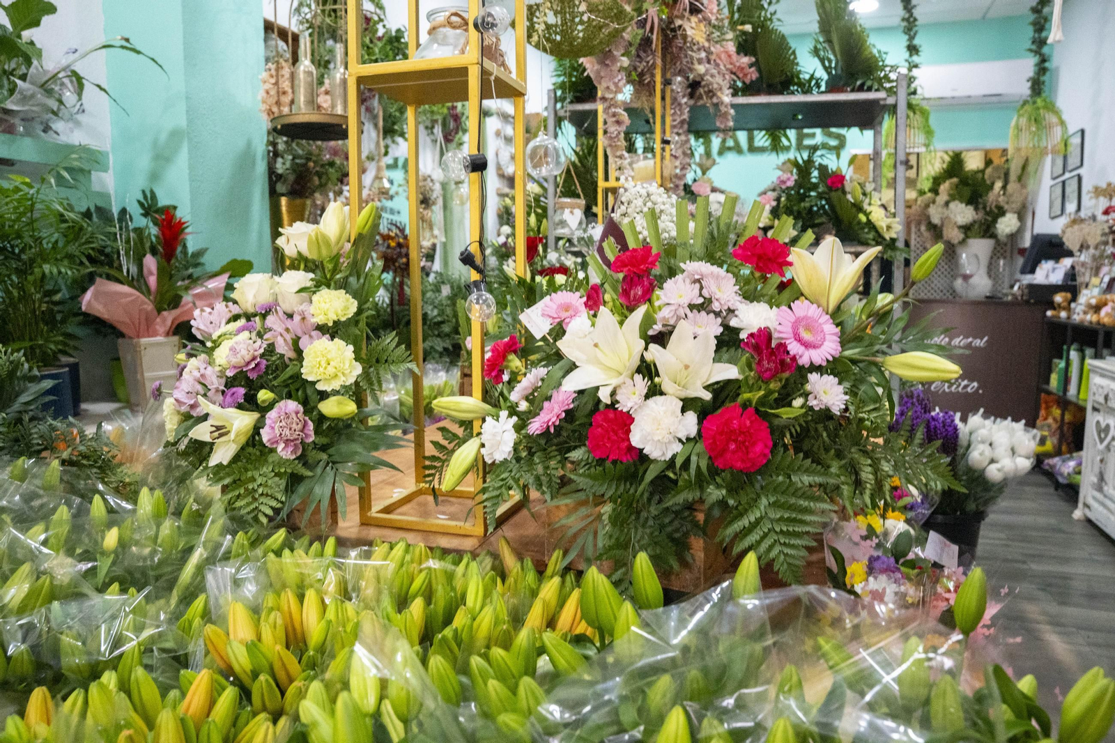Así se preparan las flores para el Día de Los Santos en Almería