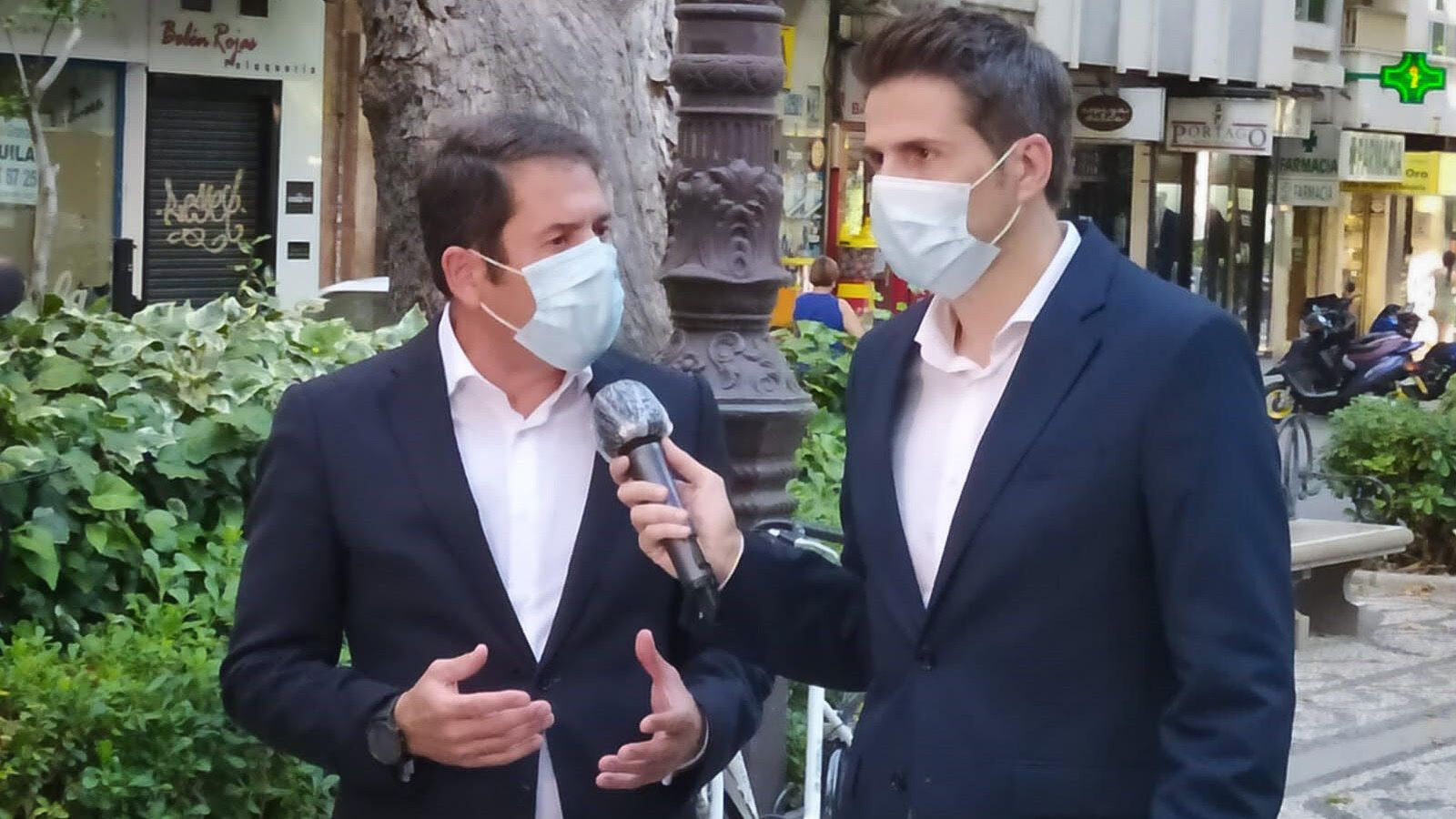 Gerardo Cuerva junto a Fernando Díaz de la Guarida recorriendo el centro de Granada.