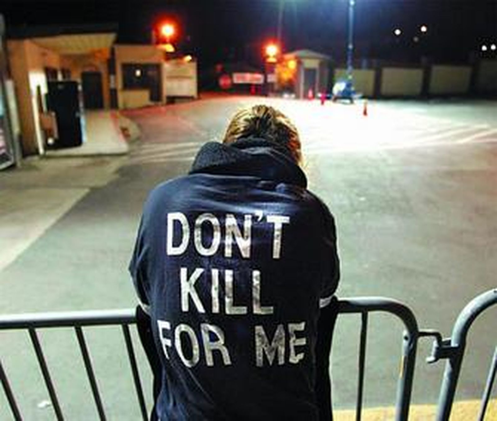 Una activista contra la pena de muerte se apoya en el vallado de seguridad próximo a la cárcel californiana de San Quintín.