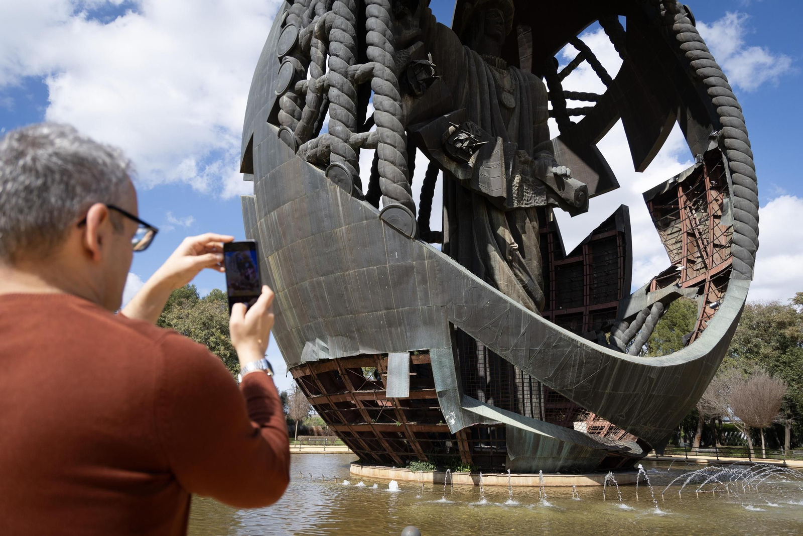 El lamentable estado de conservación del Huevo de Colón, todas las fotos