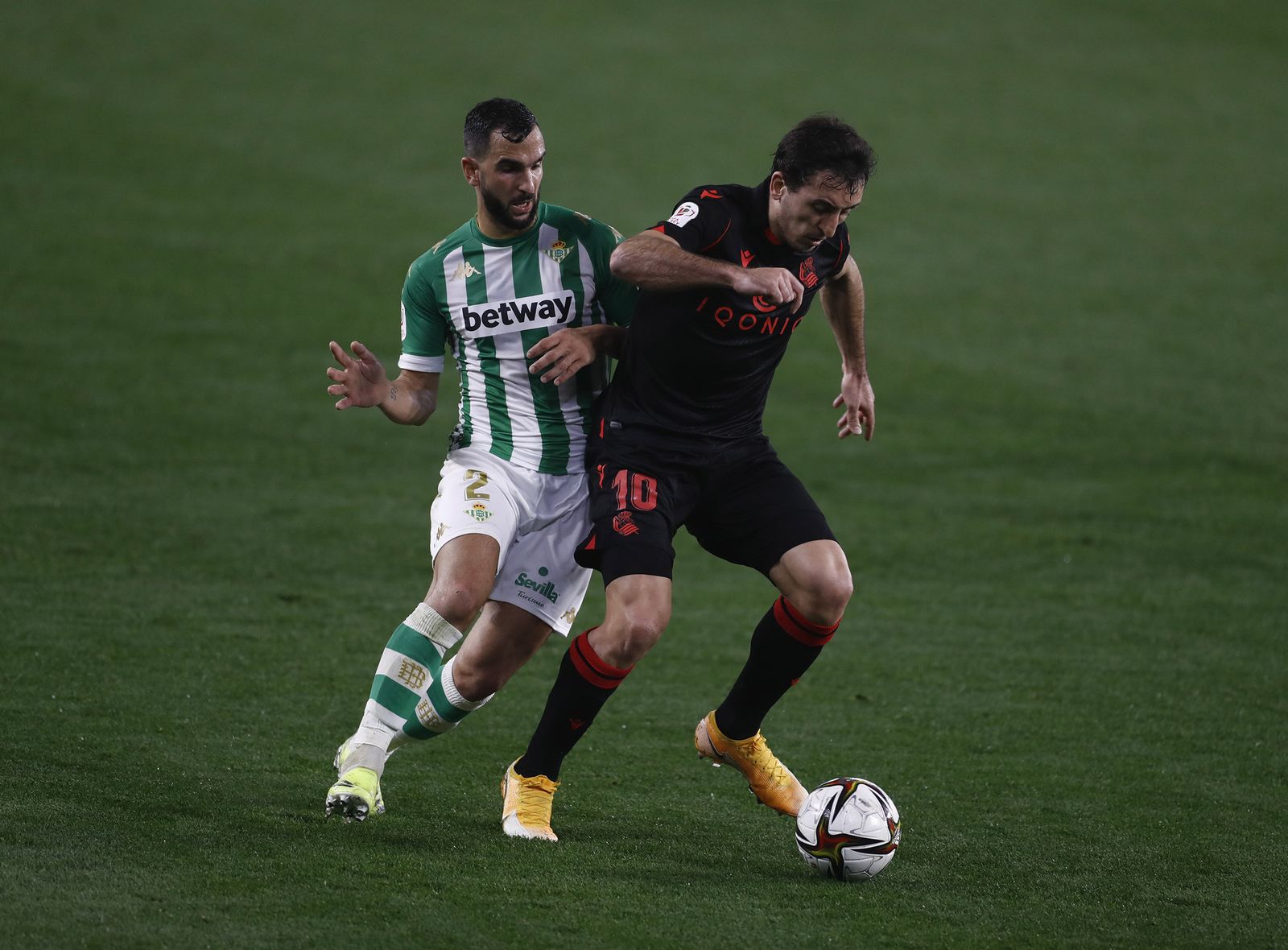 Montoya presiona a Oyarzabal en un lance del partido.