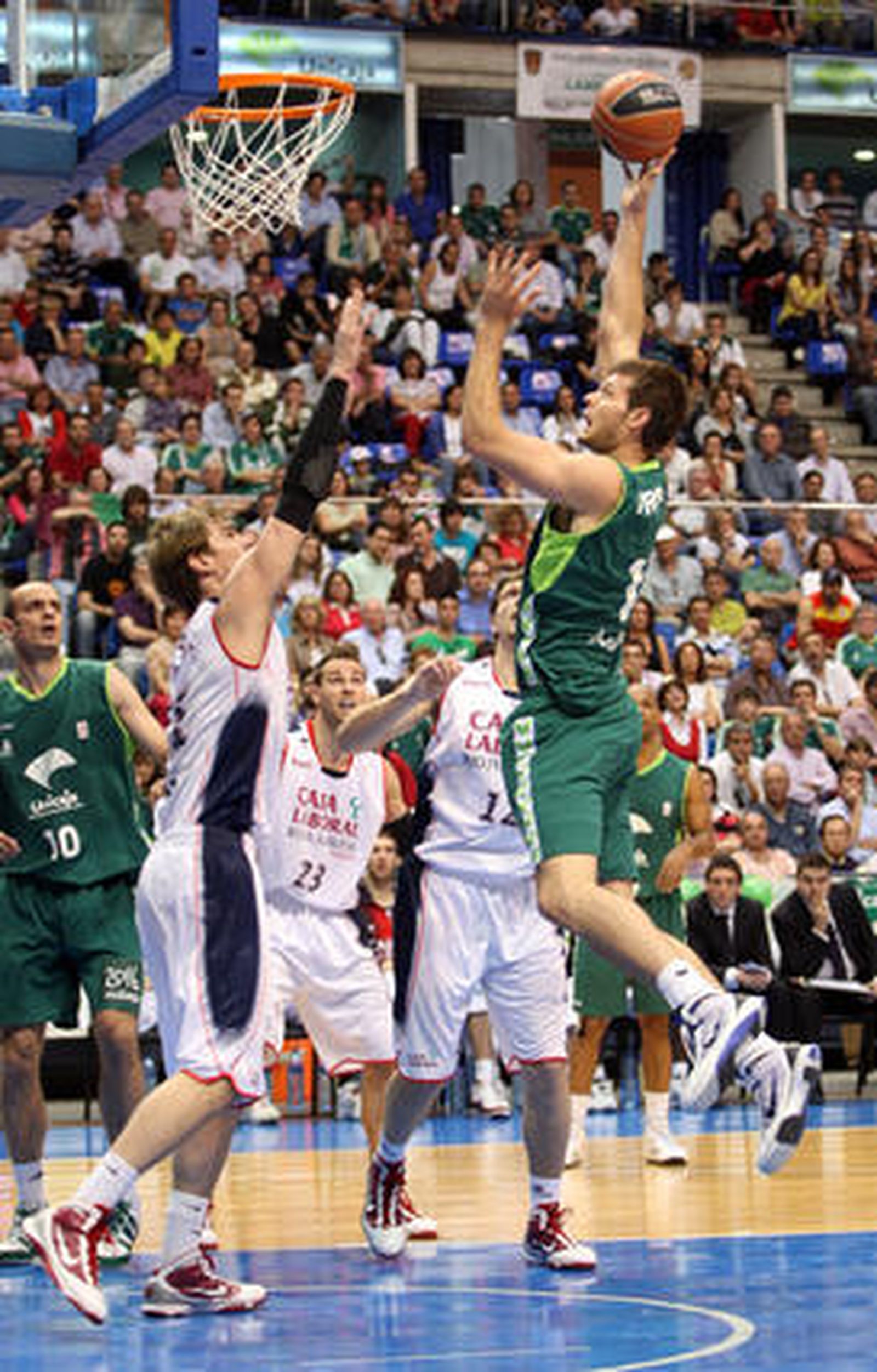 Los malagueños firman un 12-5 en la segunda vuelta y tras ganar al equipo vitoriano (70-62) consiguen el deseado quinto puesto


Foto: Migue fernandez