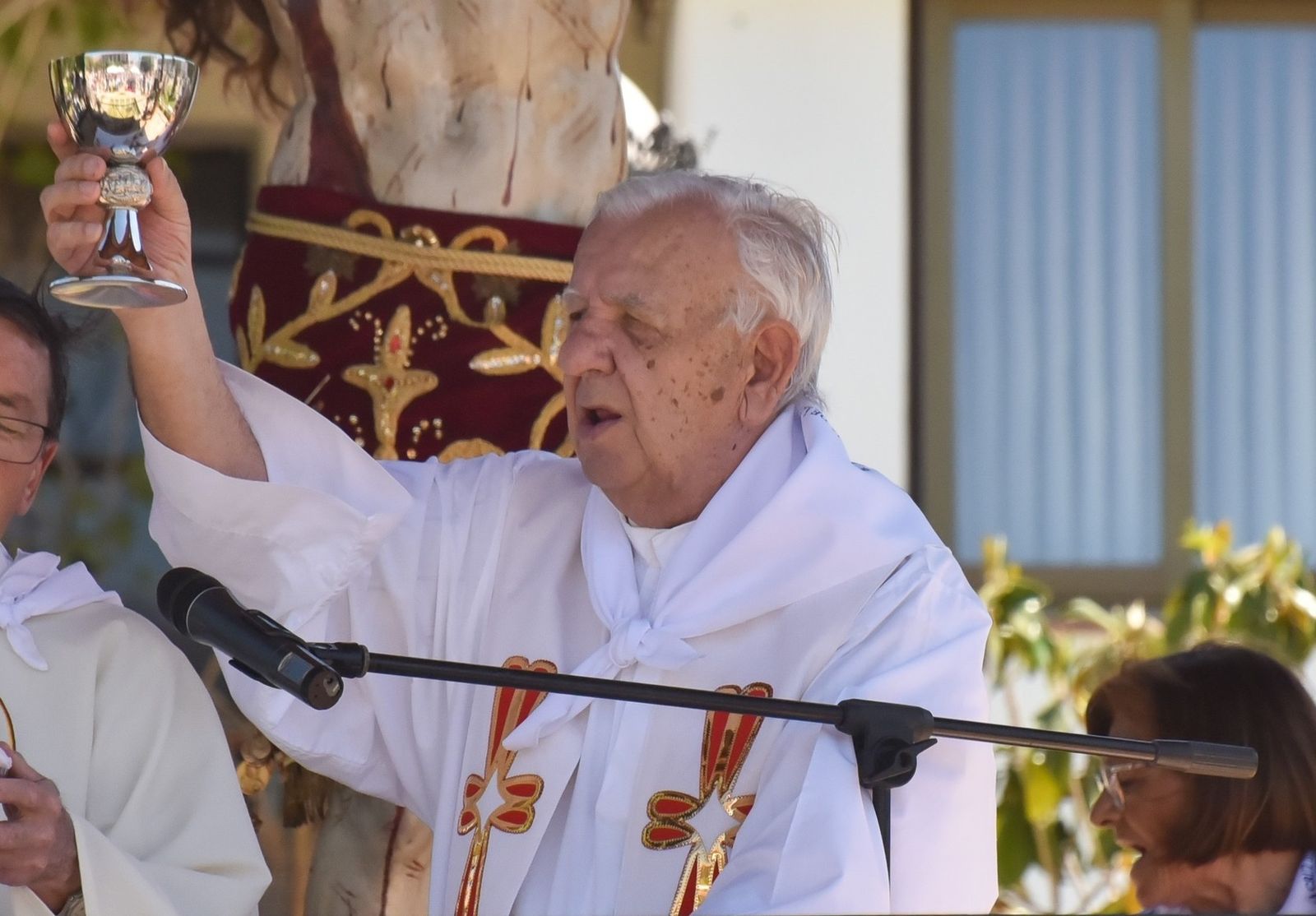 El cura Paco oficiando una misa en Castellar de la Frontera.