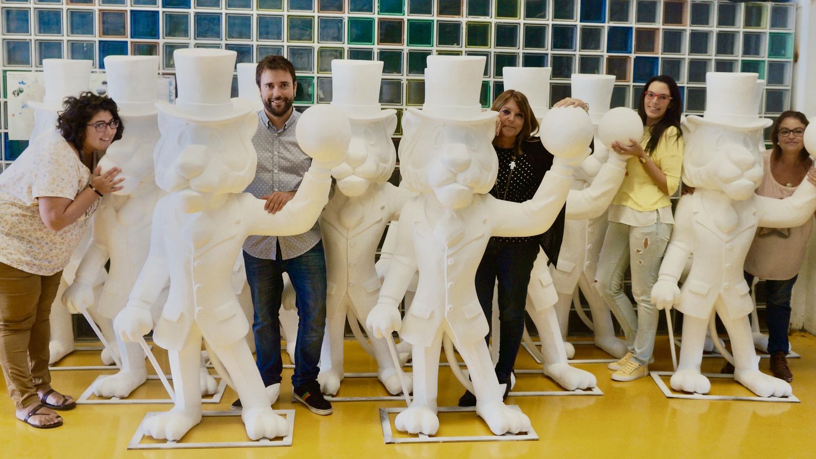 Parte del equipo de Apadis que ha participado en la organización de la exposición 'La vuelta de Willy Fog'.