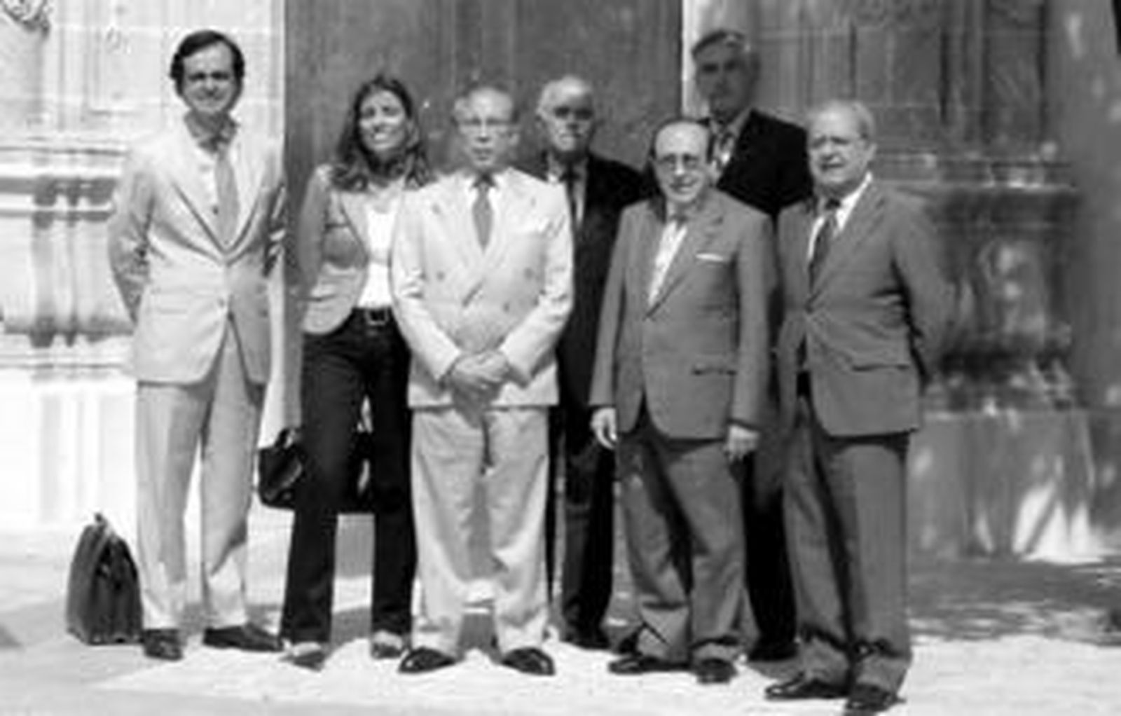 José María Ruiz-Mateos, con dos de sus hijos, junto a la fachada de la casa que será la sede de la Fundación.