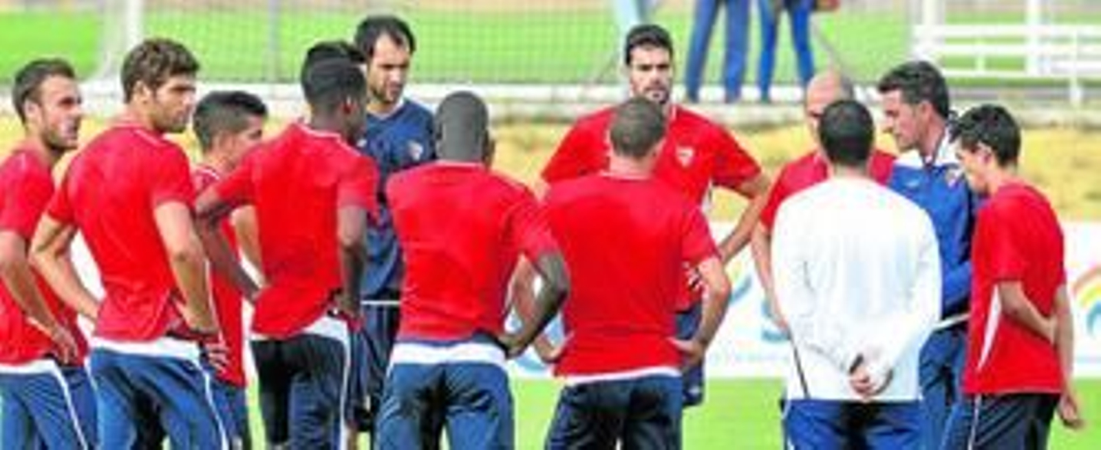 Míchel se reúne con sus jugadores durante una sesión de trabajo sobre el césped.