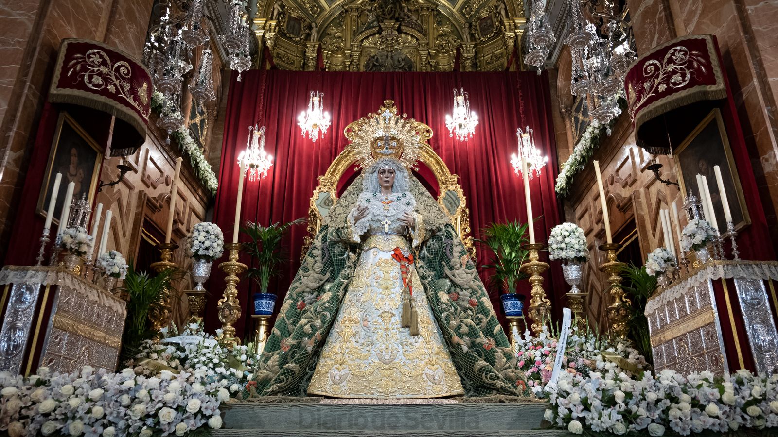 La veneración a la Virgen de la Esperanza Macarena, en imágenes