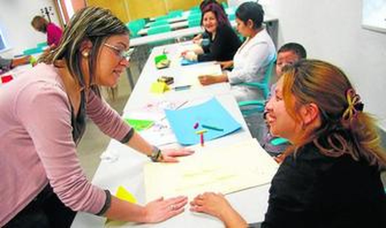 Imagen de uno de los talleres que Aesim organiza para mujeres en el Hogar Virgen de los Reyes.