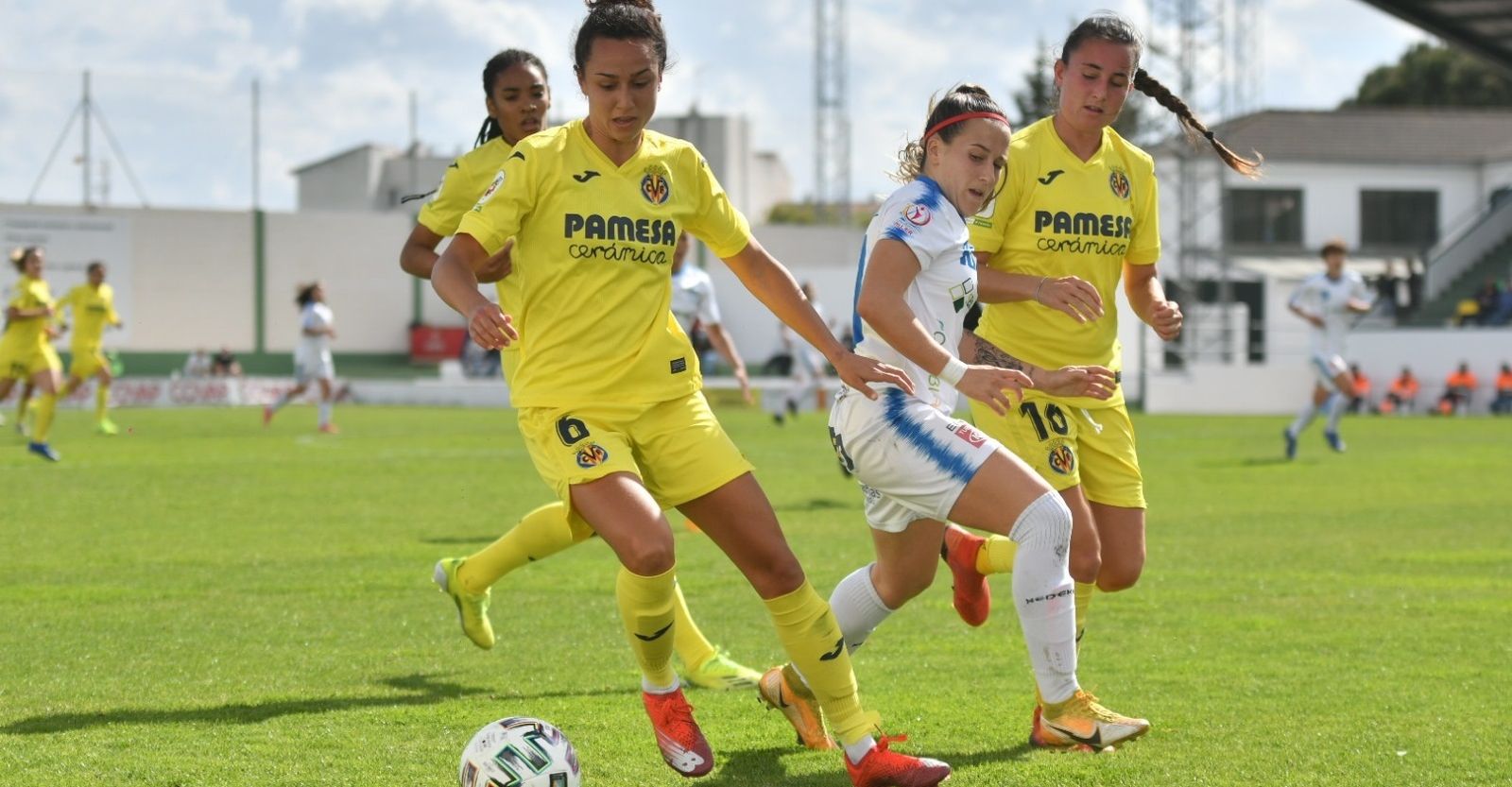 Natalia Montilla lucha por el balón con varias rivales.