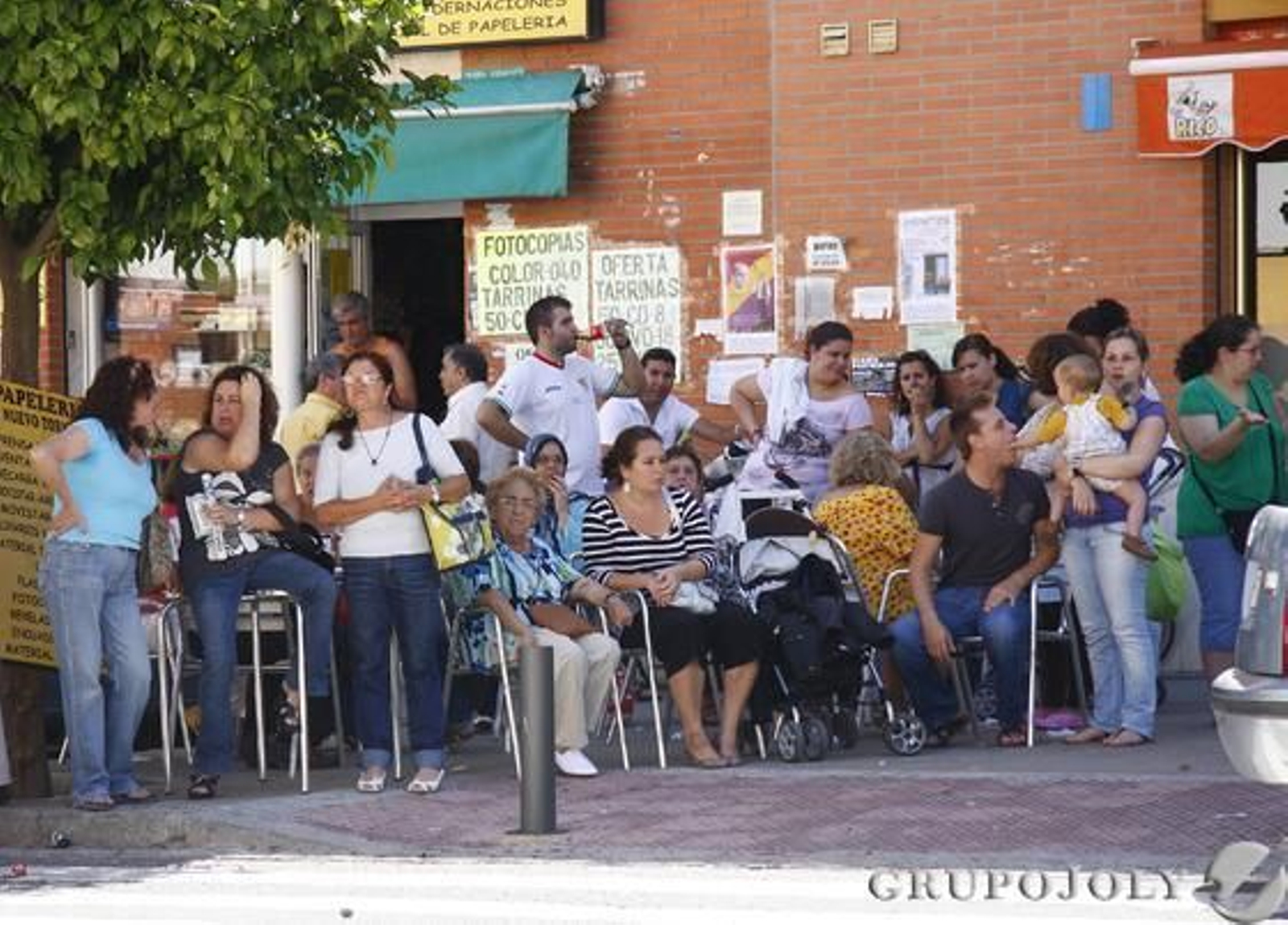 Vecinos desalojados esperan una solución en la calle.

Foto: Belén Vargas