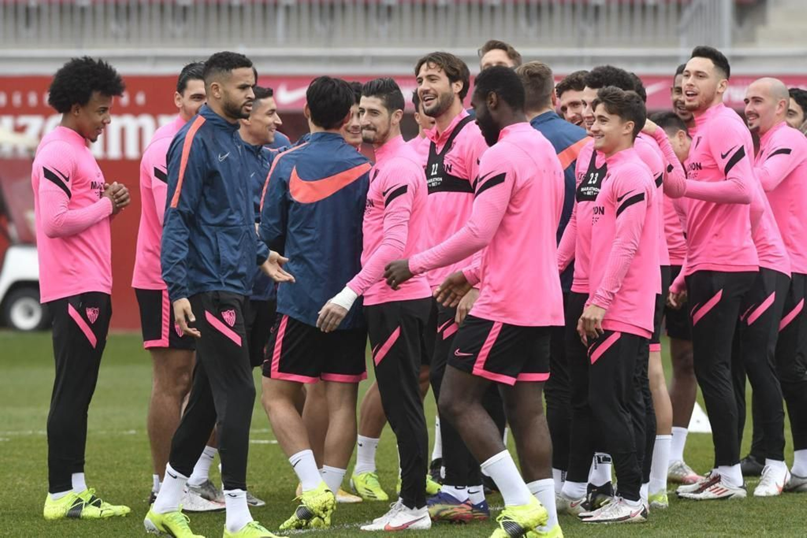 La plantilla sevillista, en el entrenamiento matinal de ayer.