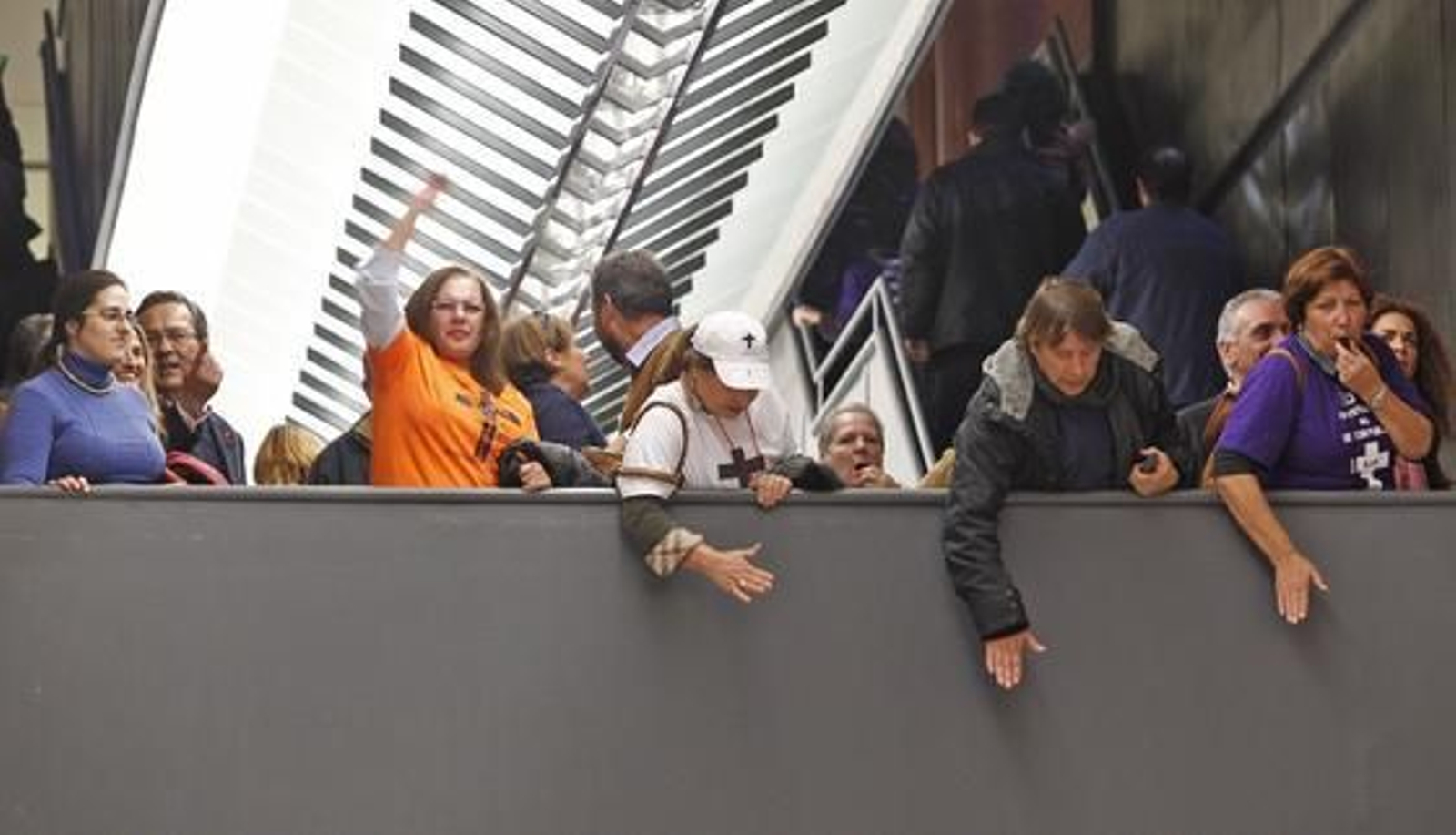 Los funcionarios se manifiestan en Torretriana para protestar ante la reunion con los sindicatos. 

Foto: Antonio Pizarro