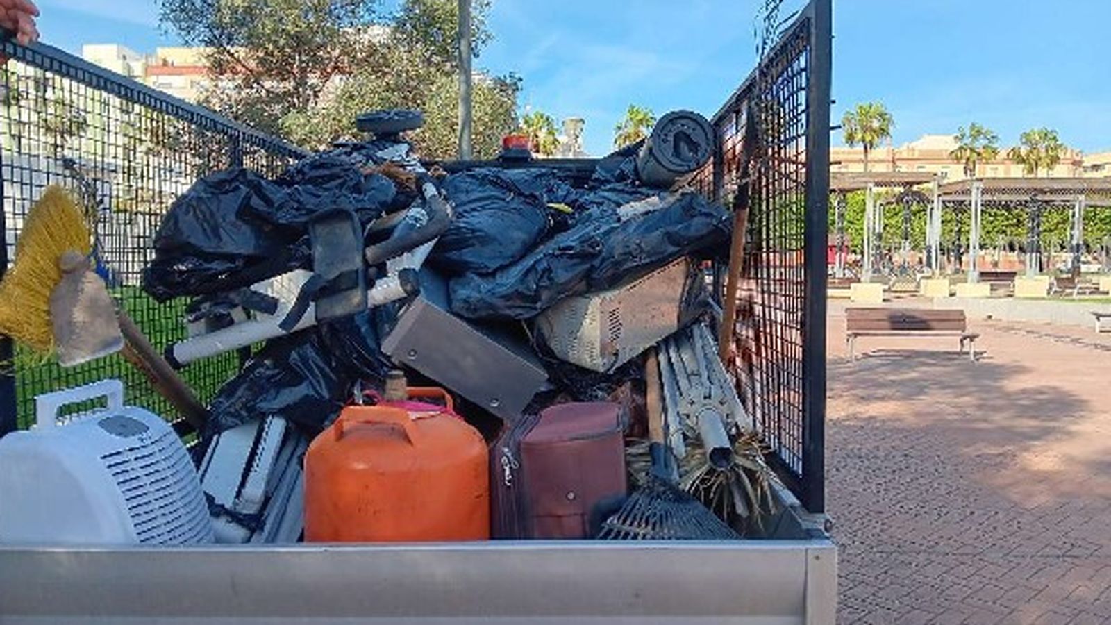 Enseres de personas sin hogar recogidos de un parque.