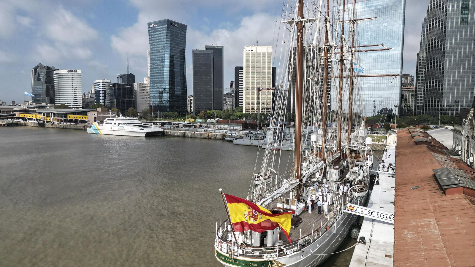 El 'Juan Sebastián de Elcano' recala en el puerto de Buenos Aires.