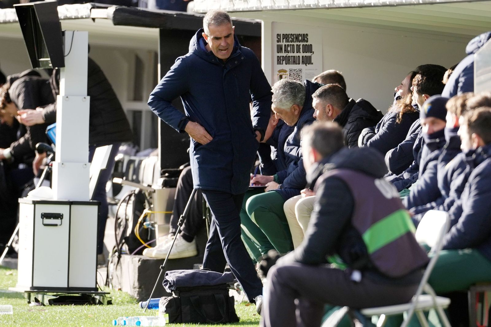 Gesto de desacuerdo de Garitano ante su banquillo.