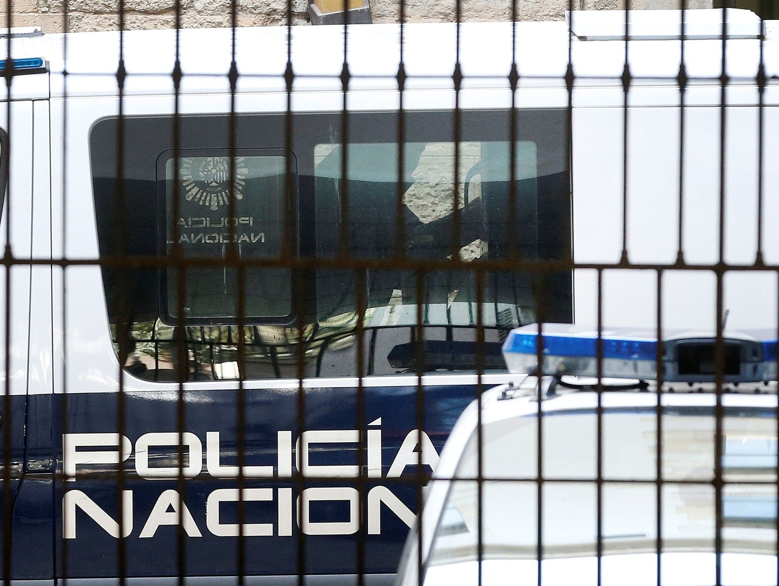 Un furgón policial traslada al joven parricida al centro de menores.