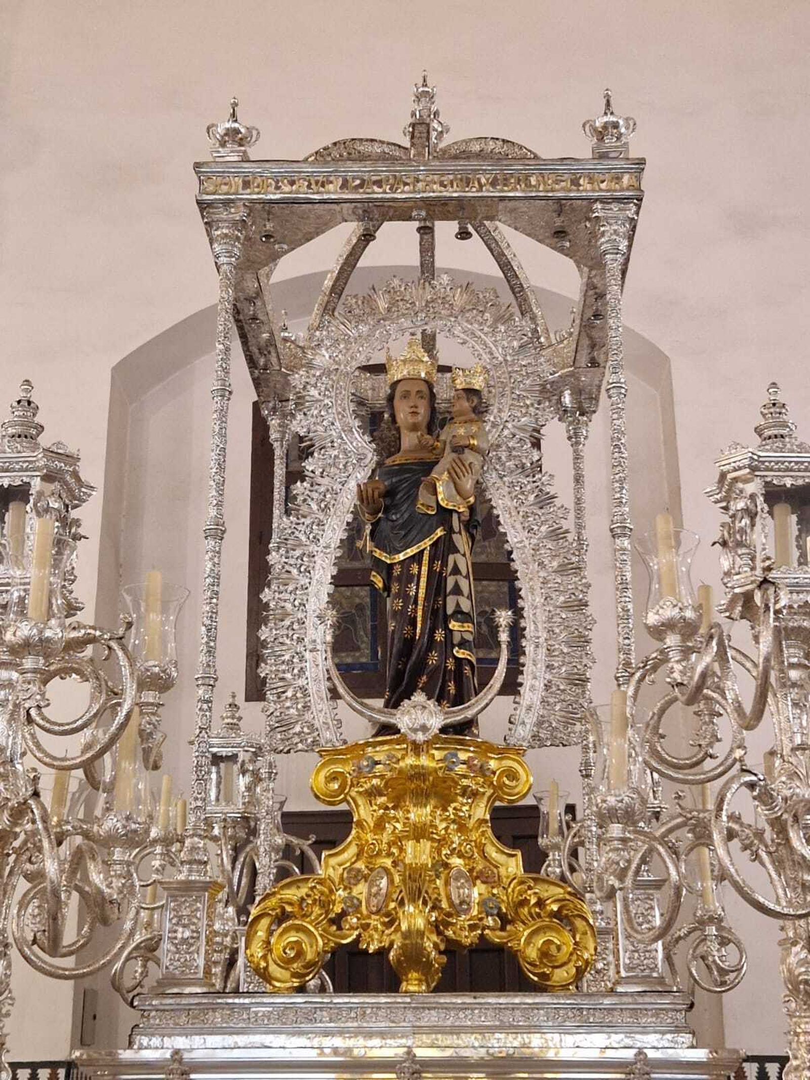 La Virgen ocupa su altar en San Francisco desde el año 1965