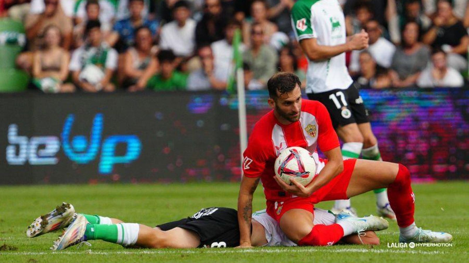 Baptistao coge el balón con las manos después de recibir una falta durante la primera mitad del encuentro. Baptistao coge el balón con las manos después de recibir una falta durante la primera mitad del encuentro.