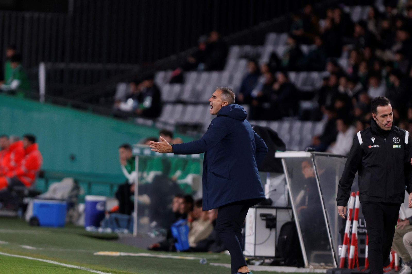 Indicaciones de Garitano ante su banquillo.