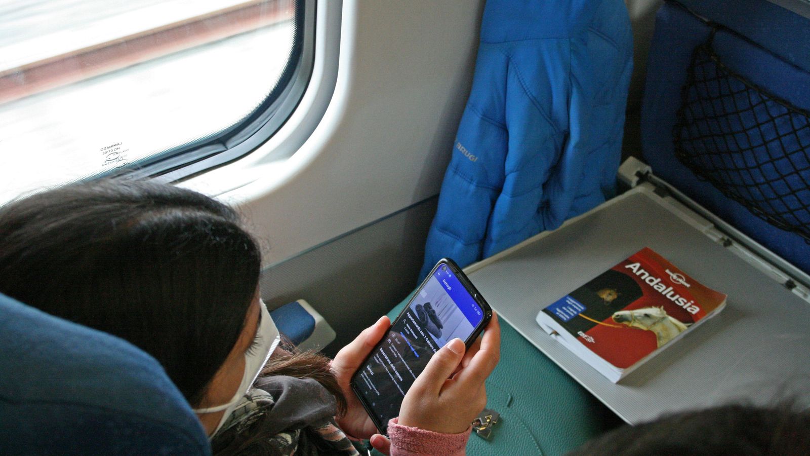 Una turista, camino a Granada en tren Avant
