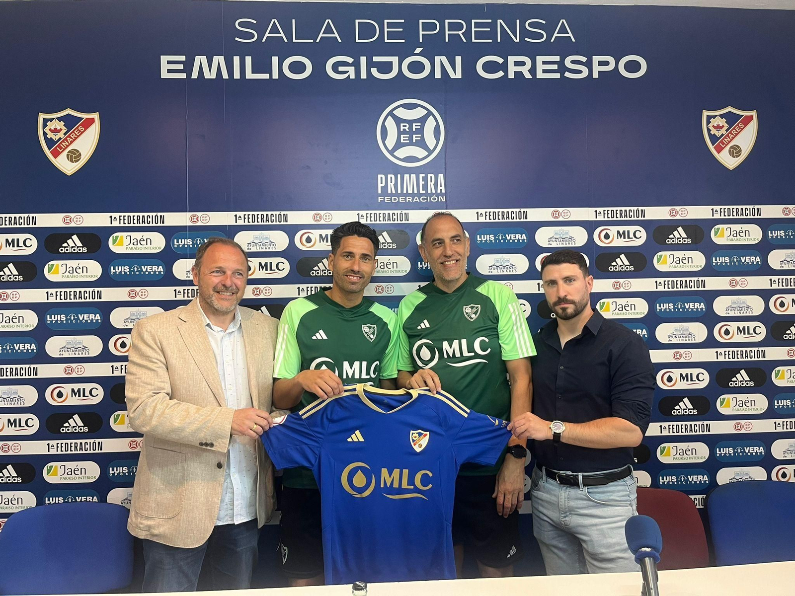 Luis Vera, Verdú, Romerito y Miguel de Hita posan ante los medios de comunicación.