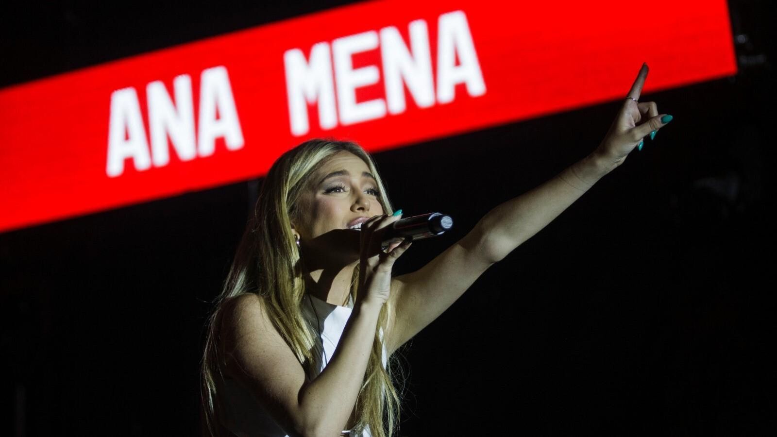 Ana Mena, durante su actuación en el concierto de Los 40 Summer Live.