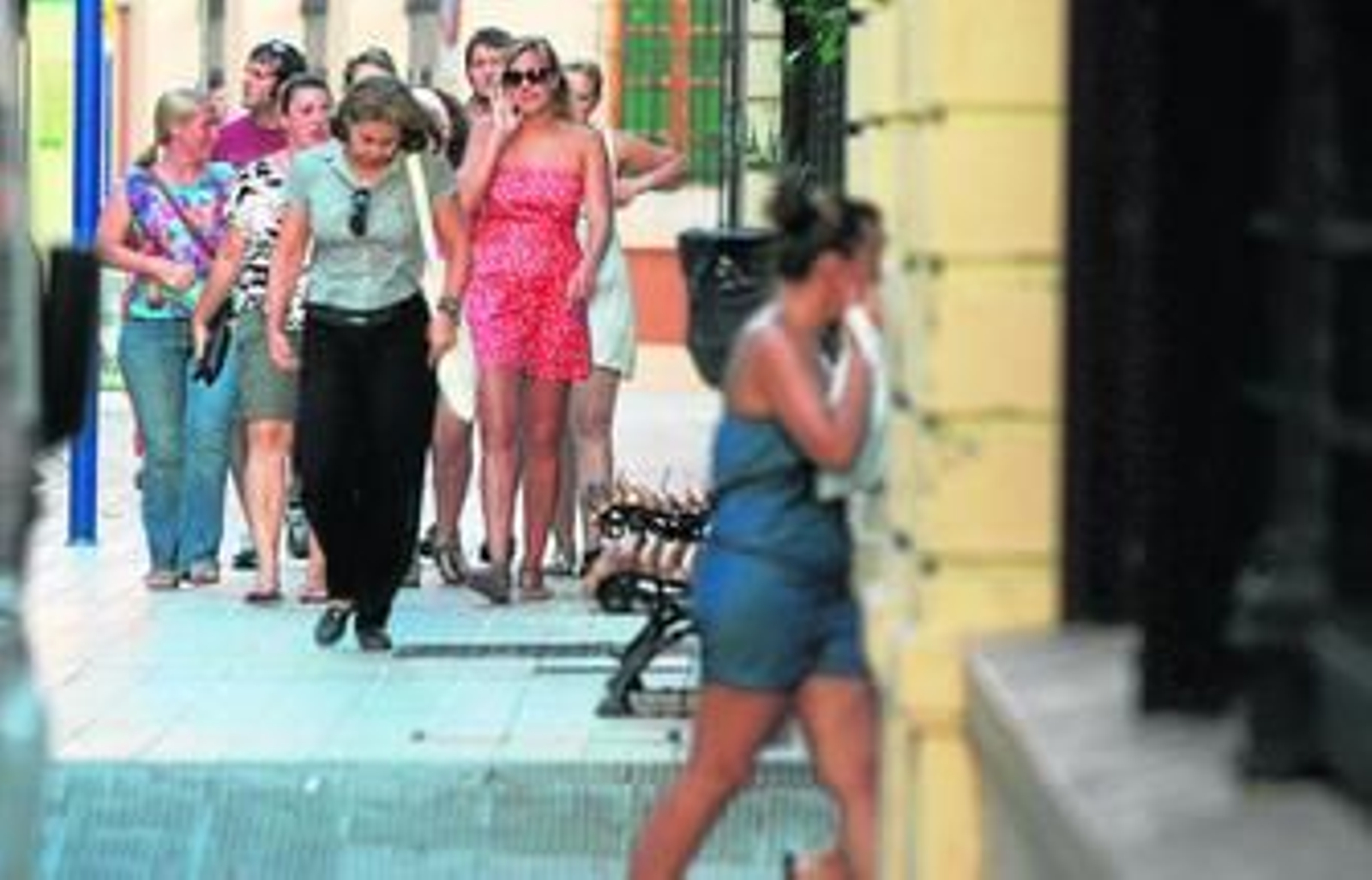 Varias personas caminan por el centro de La Línea.