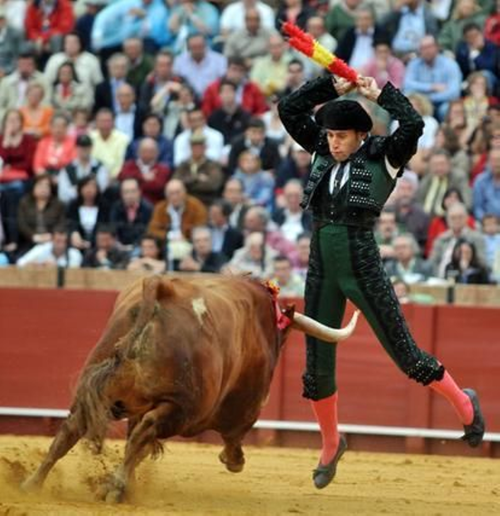 Espectacular puesta de banderillas al tercero.

Foto: Manuel Gómez