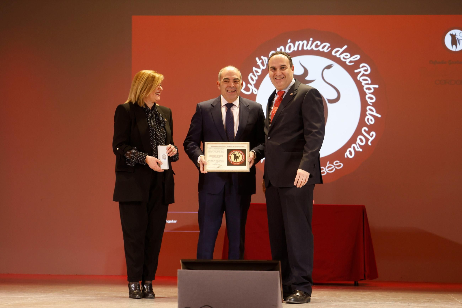 El Cordobés, cofrade de honor de la Cofradía Gastronómica del Rabo de Toro