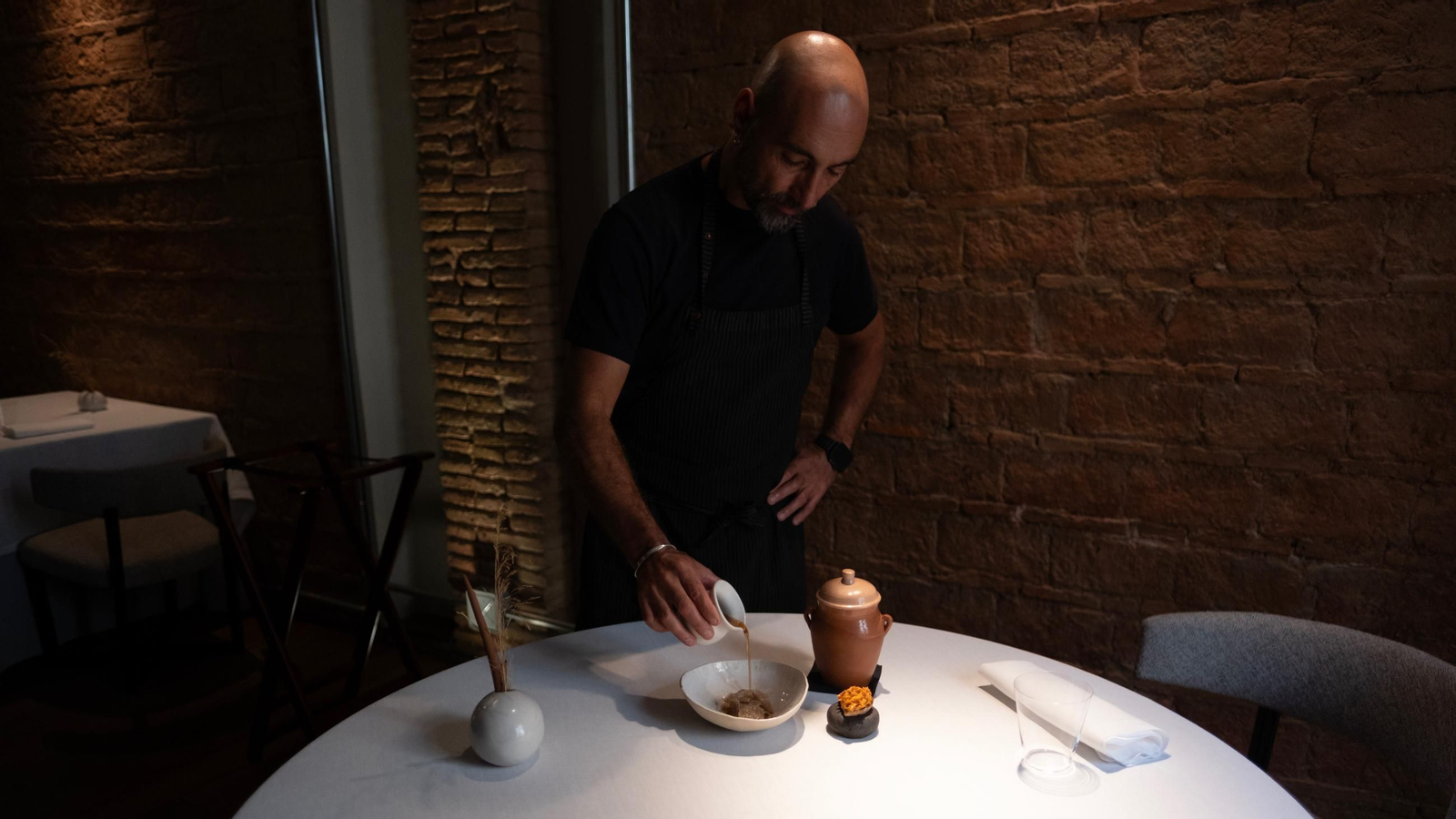 Benito Gómez sirviendo uno de los platos que componen el menú de Bardal con zurrapa manteca colorá