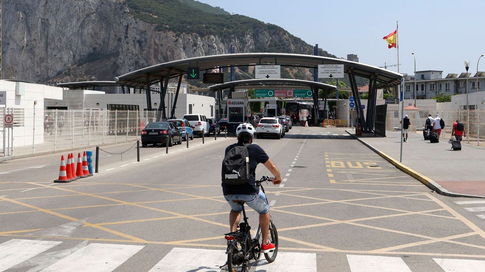 Un ciclista se dirige a la Verja de Gibraltar.