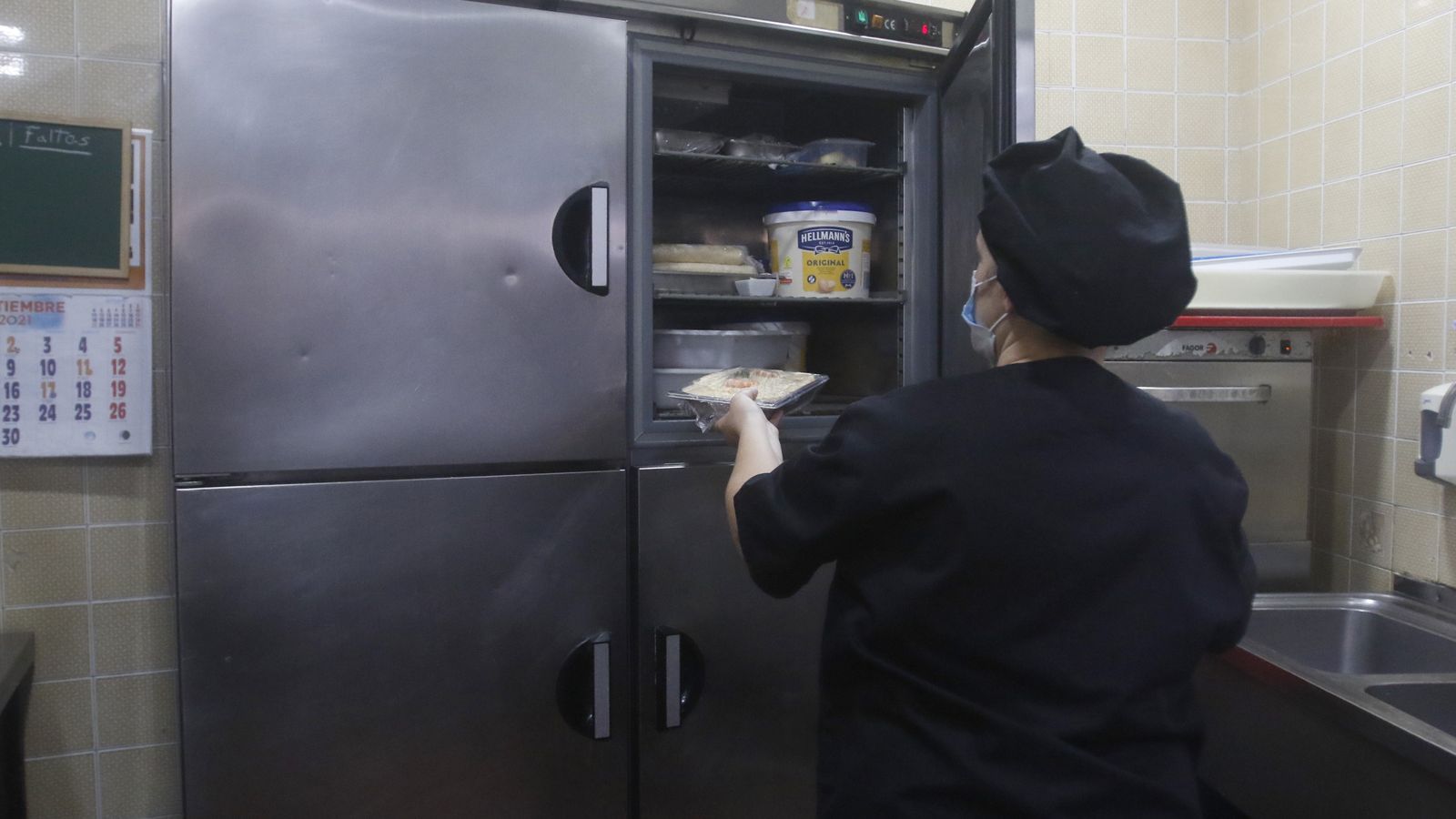 Una empleada del restaurante Tierra y Mar abre una de las cámaras frigoríficas.