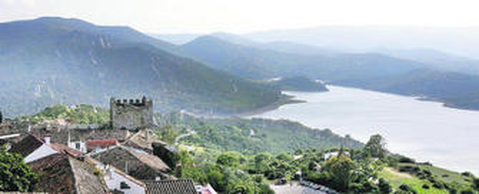 Vista del Parque Natural de Los Alcornocales desde el castillo de Castellar de la Frontera.