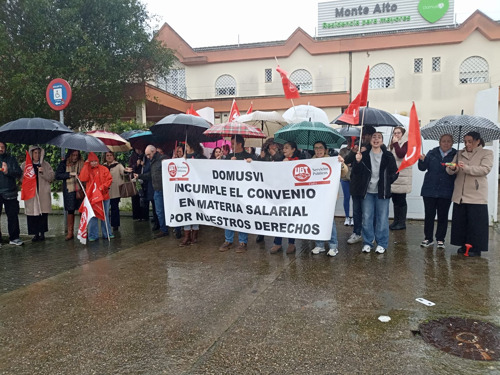 Protestas a las puertas de Domusvi, este pasado miércoles.