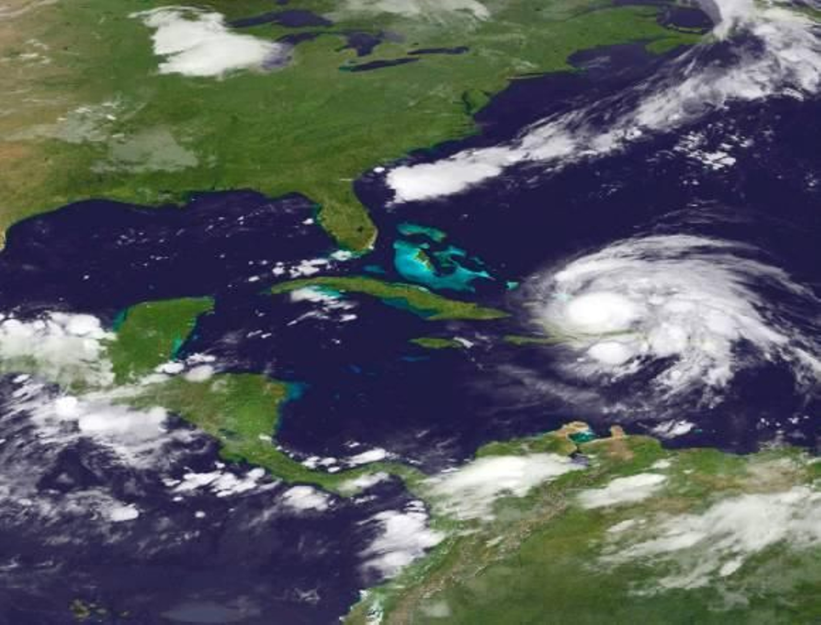 'Irene' asola las Bahamas y se dirige hacia la costa Este de EEUU fortalecido