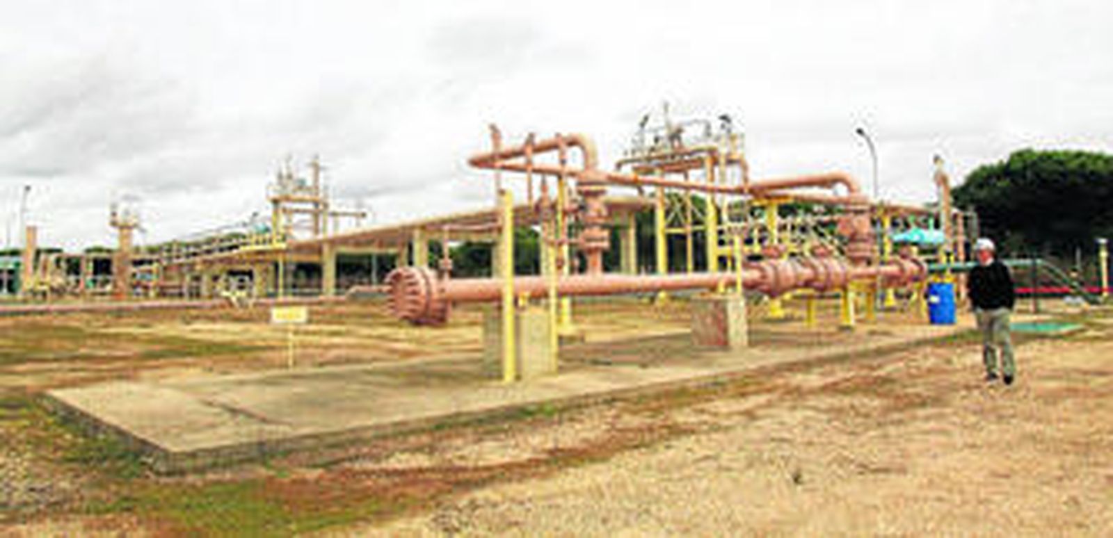 Planta de gas que Repsol explota desde 1997 en Mazagón (Huelva).