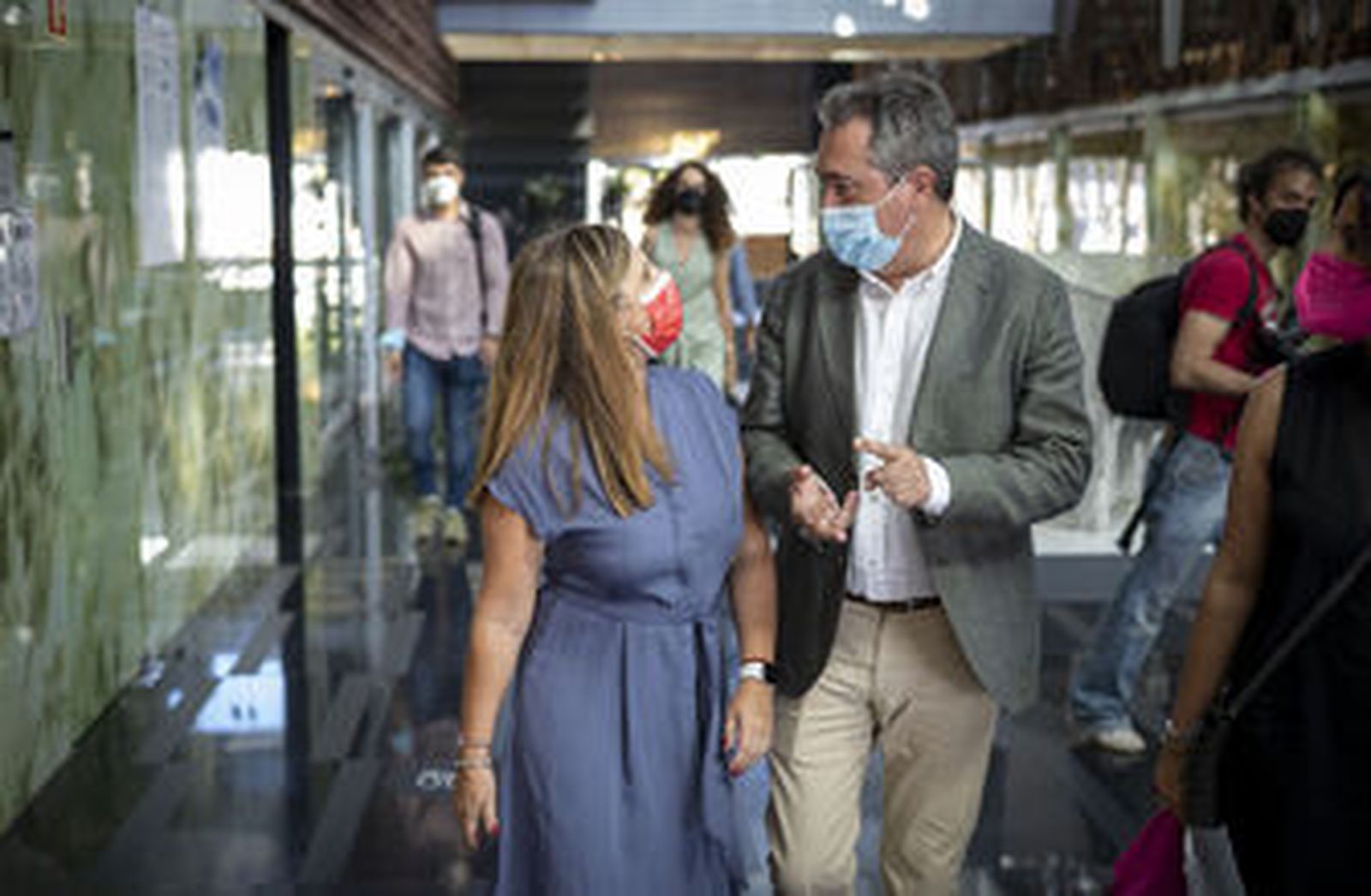 Juan Espadas, junto a la secretaria provincial del PSOE de Cádiz, Irene García.