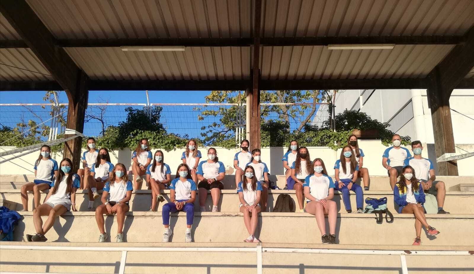 Las integrantes del equipo femenino del Bahía de Algeciras y sus técnicos, en Cáceres