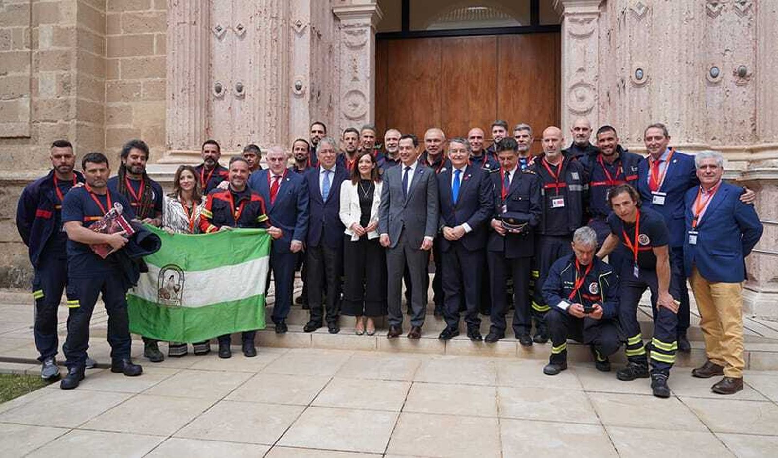 Bomberos de Huelva en el Parlamento de Andalucía.