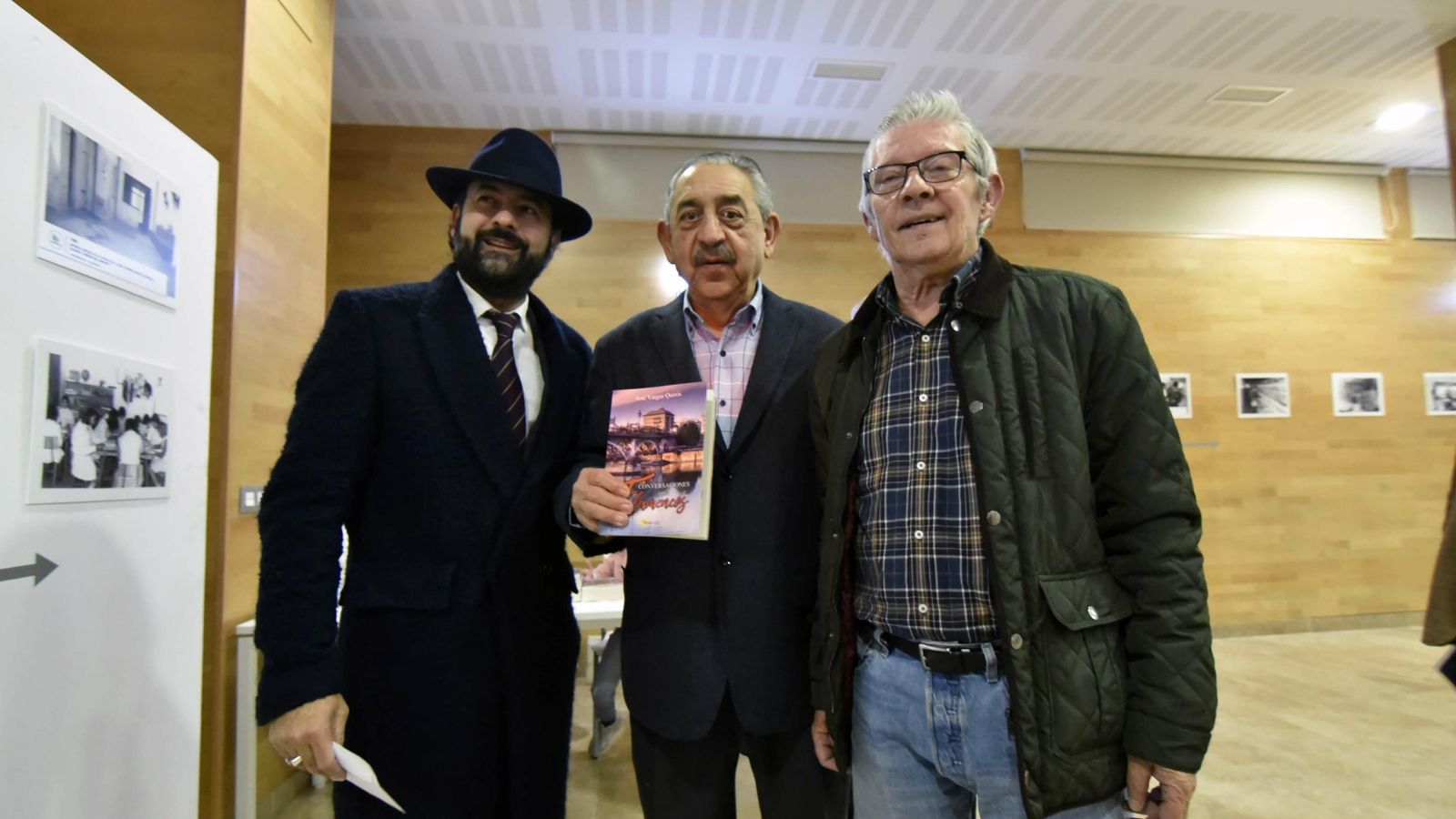 El cantaor José Canela junto a José Vargas e Ildefonso Sena, en el Centro Documental José Luis Cano.
