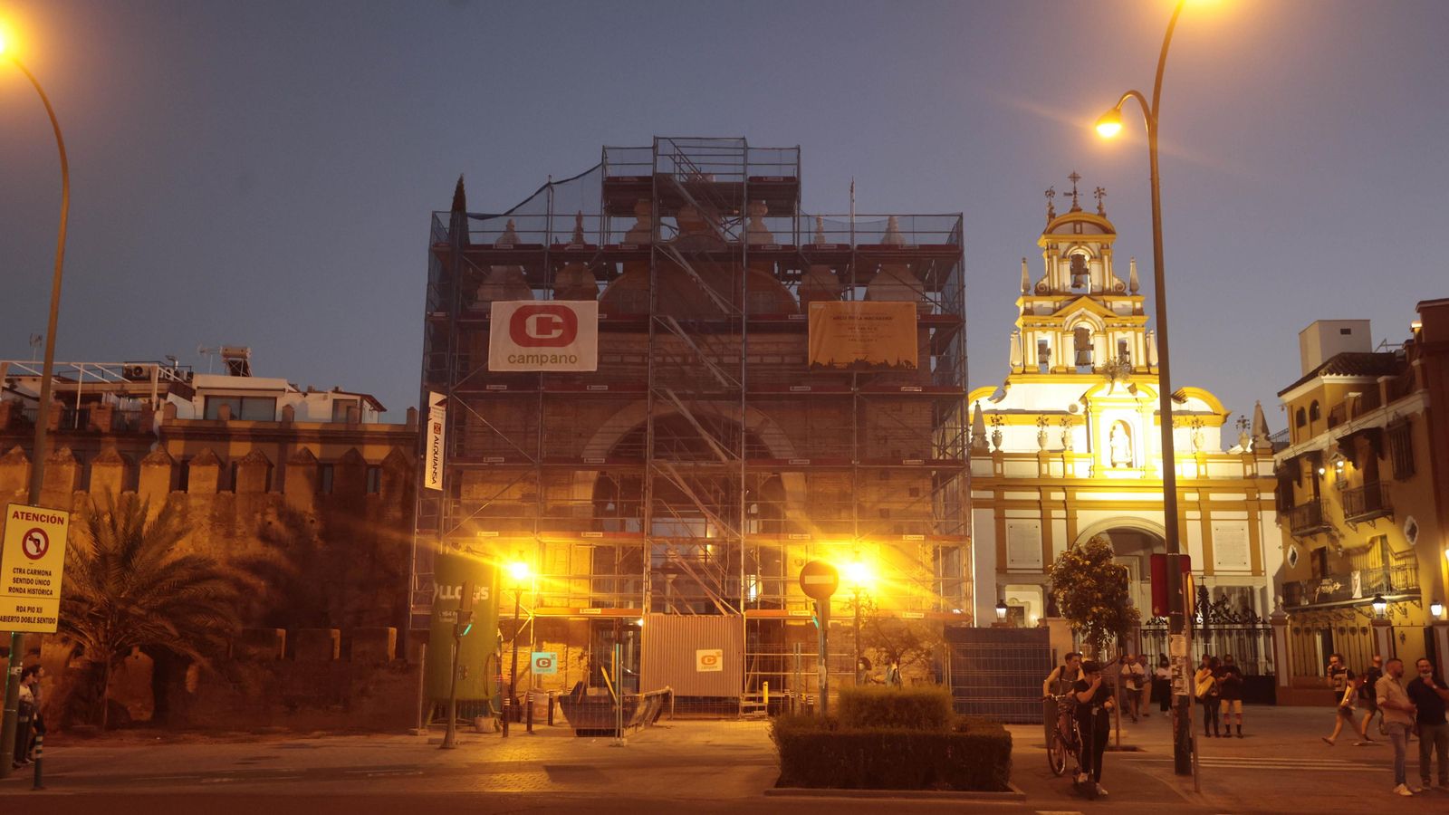 Los andamios cubren el Arco, en obras desde hace un mes.