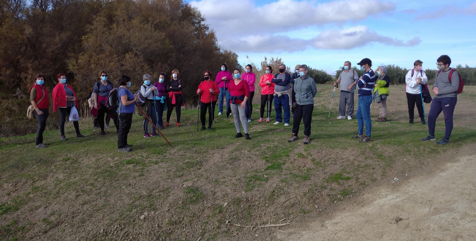 Participantes en la ruta del Camino Mozárabe a su paso por Castro del Río.
