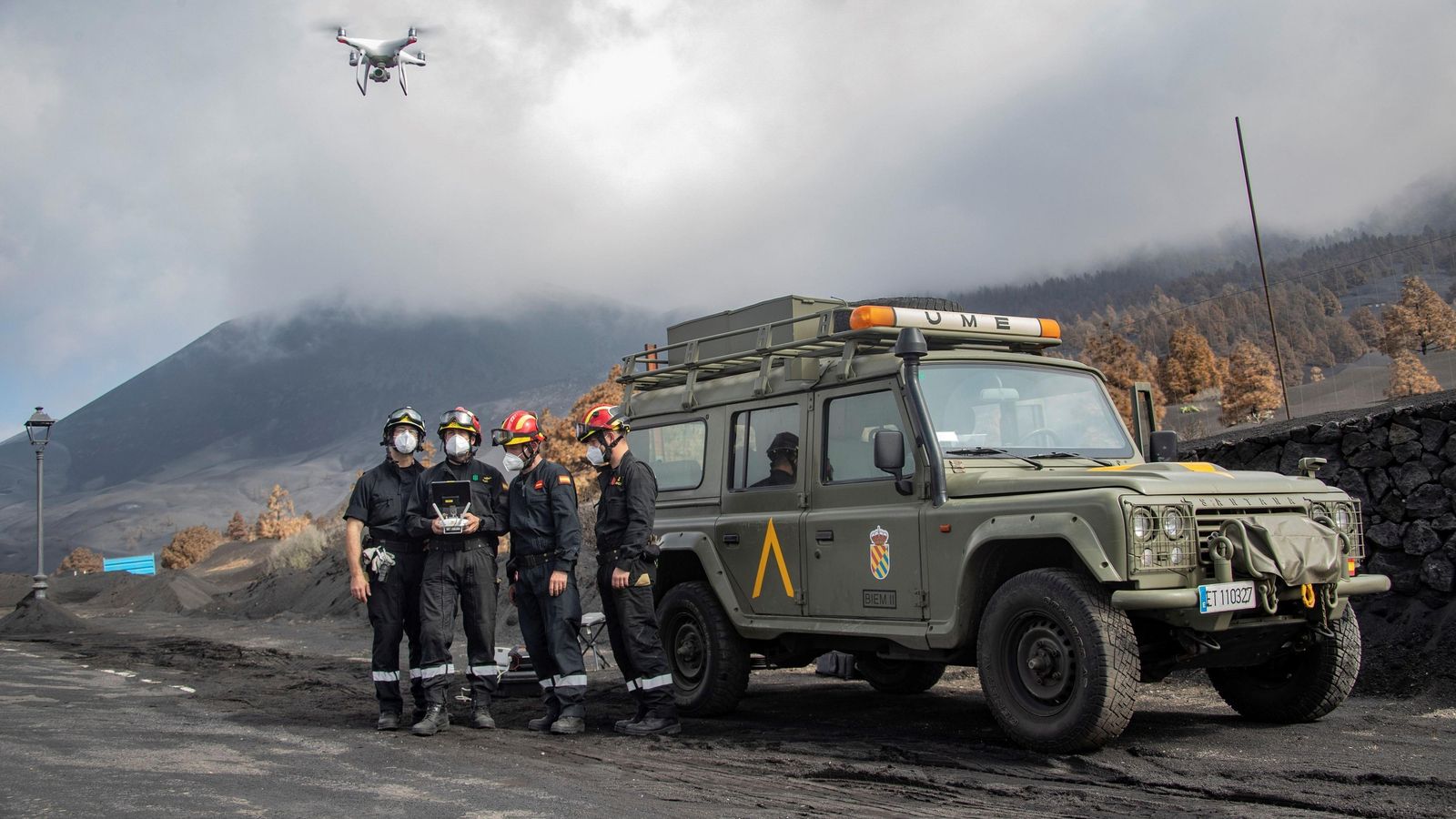 Un efectivo de la UME toma muestras del aire para la detección de gases tóxicos cerca del volcán Cumbre Vieja Un efectivo de la UME toma muestras del aire para la detección de gases tóxicos cerca del volcán Cumbre Vieja