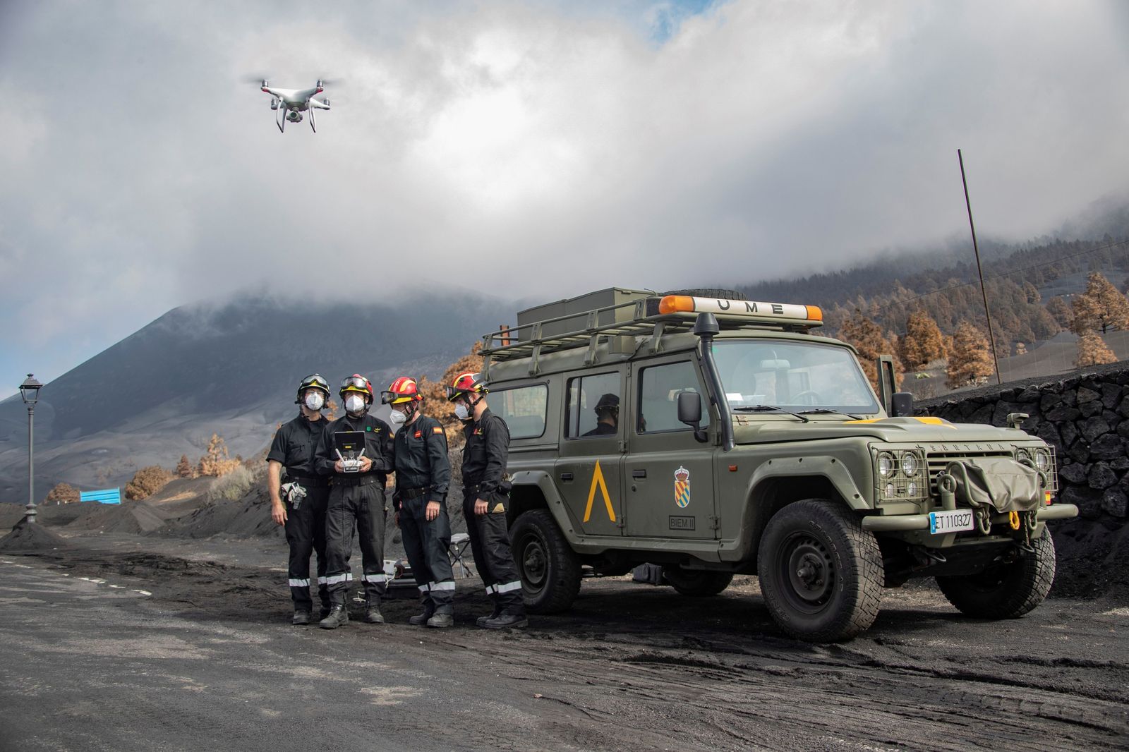 Un efectivo de la UME  toma muestras del aire para la detección de gases tóxicos cerca del volcán Cumbre Vieja