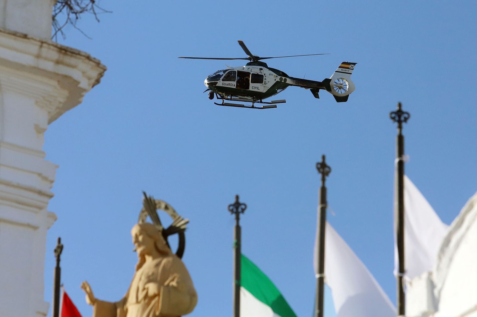 Un helicóptero de la Guardia Civil en la procesión del pasado fin de semana.